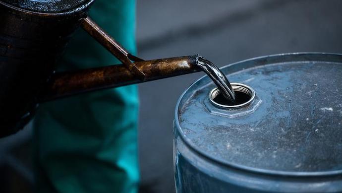 Цены на нефть снижаются на фоне данных об увеличении запасов в США