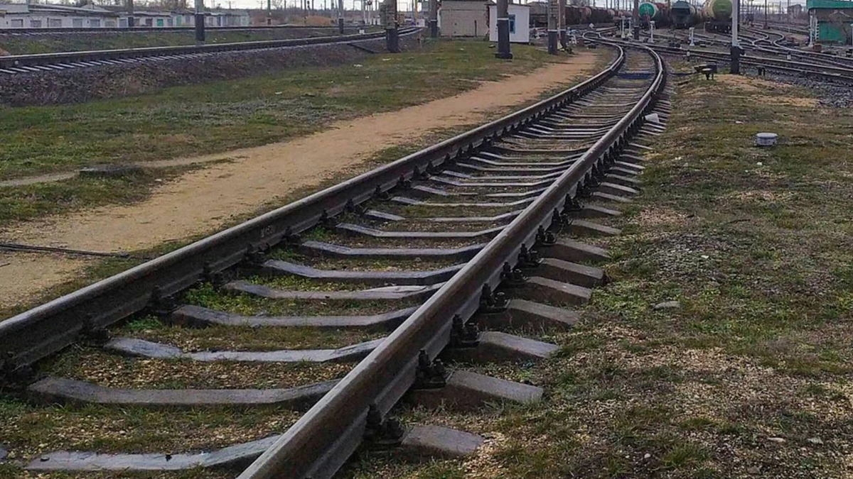 На Луганщині невідомі влаштували пошкодження на залізниці, якою армія РФ возить боєприпаси – Гайдай