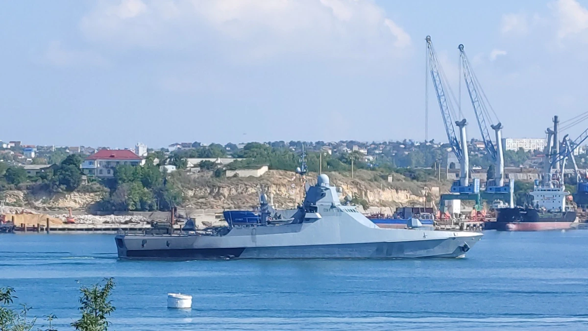 У Севастопольську бухту знову зайшов російський військовий корабель із обпаленим бортом – фото