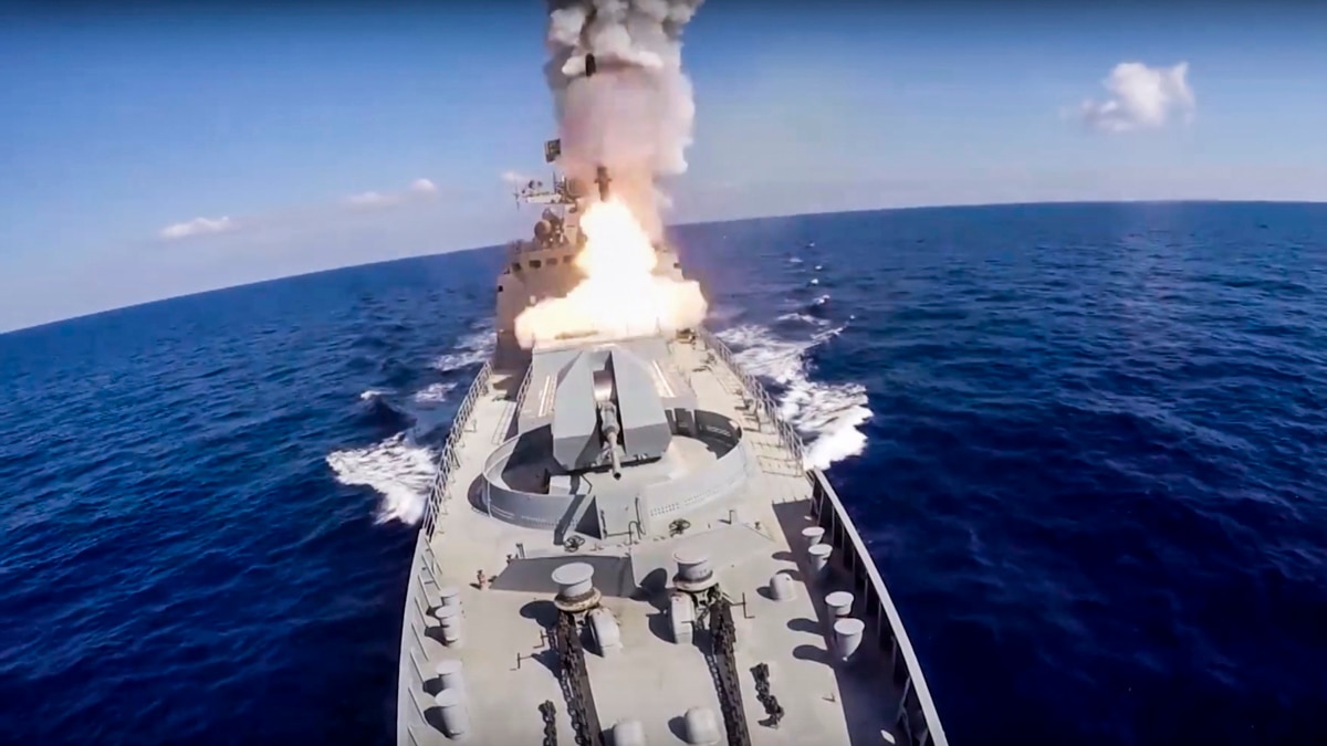 Росія вивела три носії ракет у Чорне море після нічного масованого удару по Україні – військові