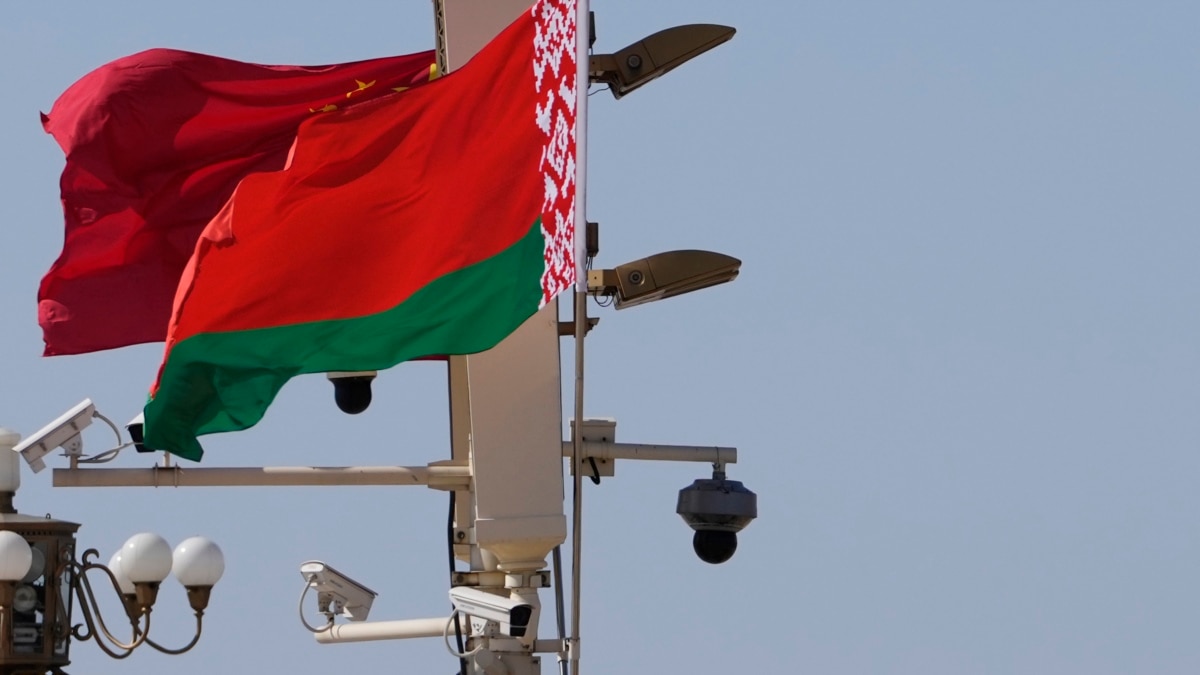 У столиці Білорусі затримали підлітків, які зривали з будівель державні прапори