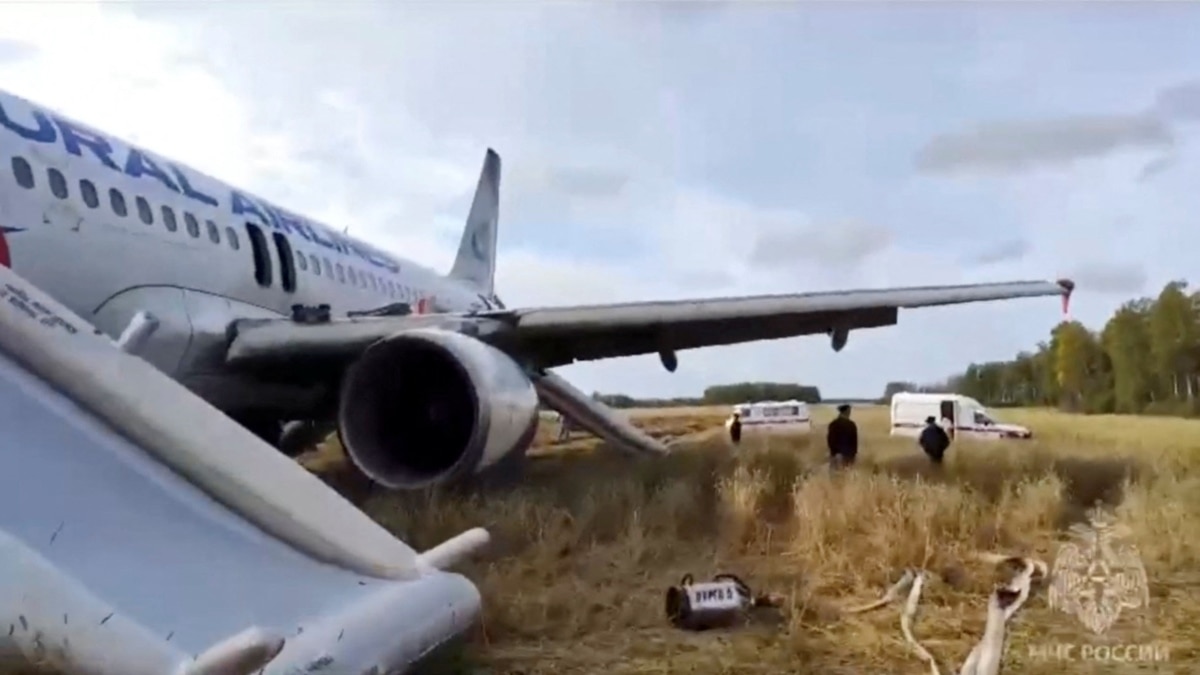 У РФ здійснив аварійну посадку в полі літак із 170 пасажирами на борту