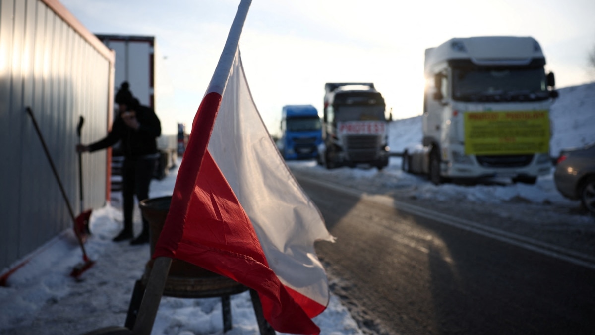 Польські перевізники зупиняють страйк на кордоні з Україною до 1 березня – міністр