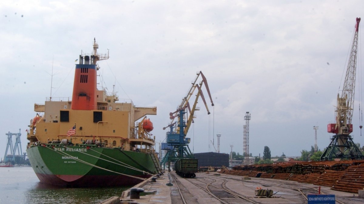 У порту Миколаєва затонуло судно: акваторія забруднена нафтопродуктами