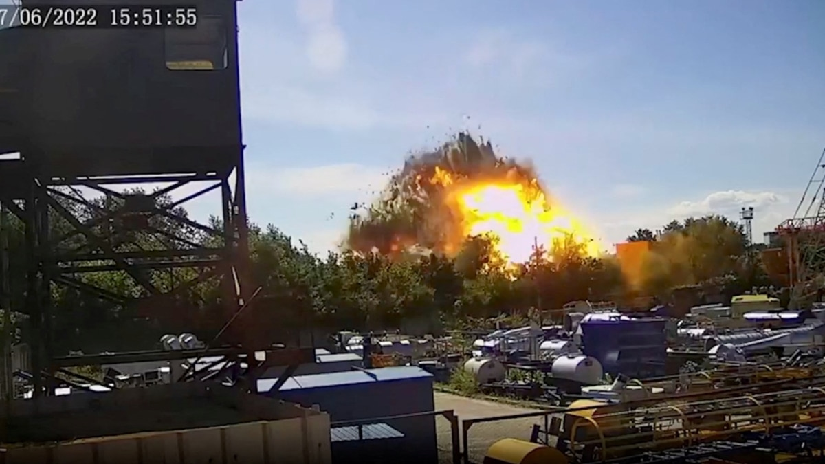 Росія вдарила по Кременчуцькому району двома балістичними ракетами, триває ліквідація пожежі
