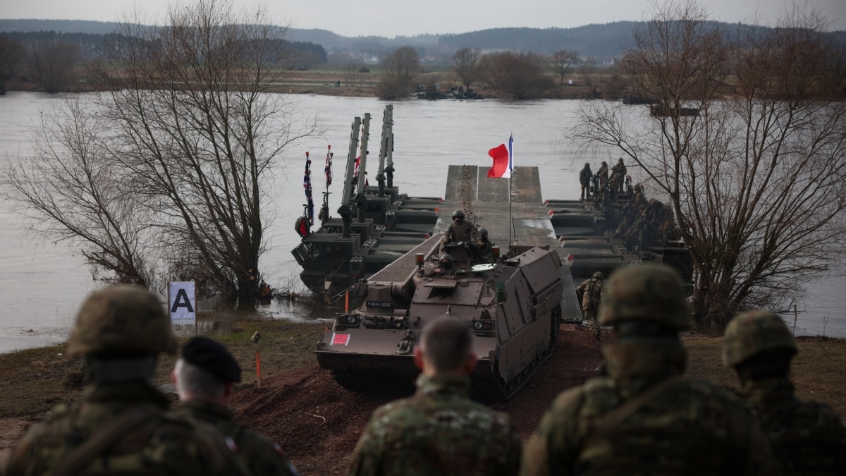 На тлі навчань Dragon-24 міністр оборони Польщі звернувся до співгромадян із «серйозним проханням»