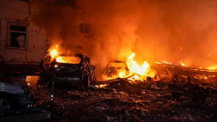 В Одесі внаслідок російського удару загорілися ангар і промислова будівля