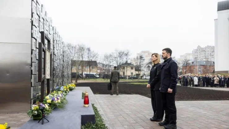 Зеленські та іноземні делегації вшанували пам’ять загиблих у Бучі