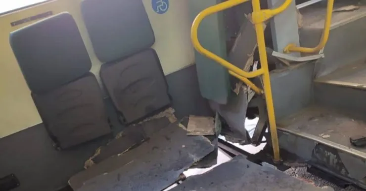 Обстріл російськими військами пасажирського автобуса в Херсоні: постраждалі
