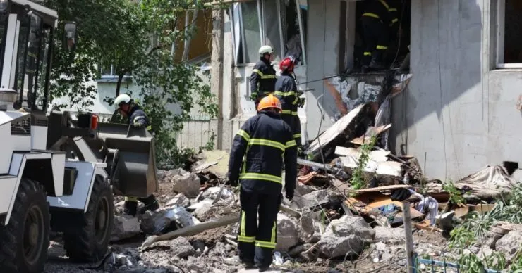 У Луцьку з-під завалів після нічної атаки росії деблокували тіло загиблого