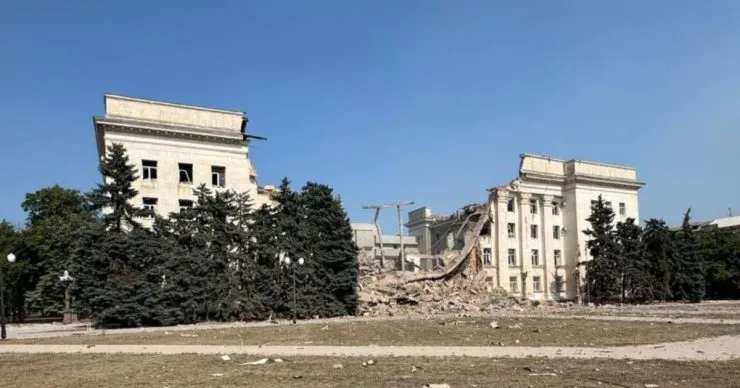 Щонайменше шість людей постраждали внаслідок російських атак на Херсон