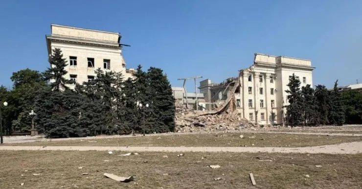 Российские войска разрушили здание Херсонской ОГА во время обстрела города