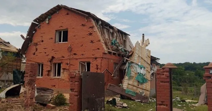 У Сумах російський дрон пошкодив десятки будинків та вибив близько 50 вікон