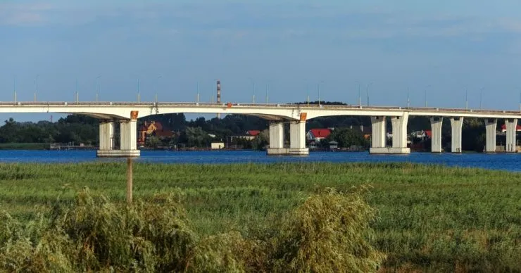 Внаслідок авіаудару по мосту в Херсоні загинув чоловік, рух ускладнено