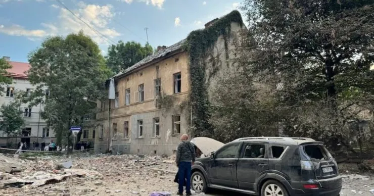 Российская атака во Львове: есть пострадавшие и повреждено десятки домов