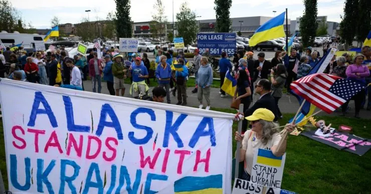 В Анкоридже на Аляске прошел митинг в поддержку Украины перед саммитом Трампа и Путина