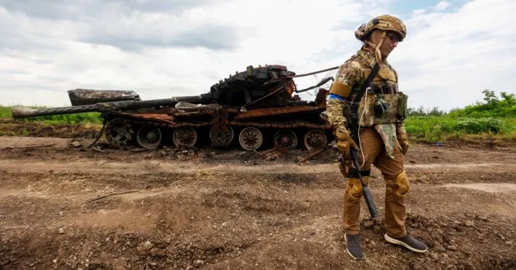 Втрати росії у війні проти України: за добу 800 військових і понад 50 артсистем