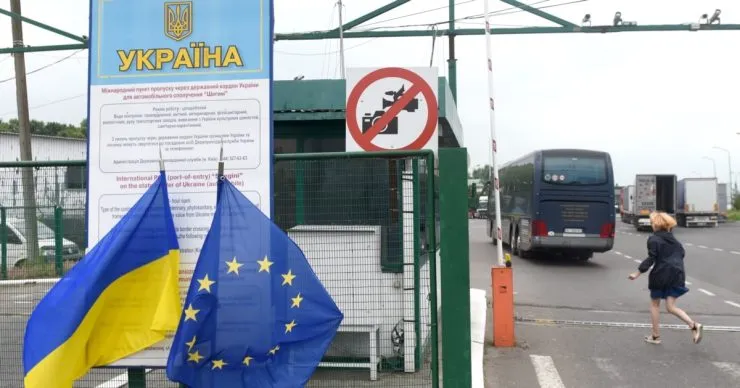 ЕС и Украина продлили действие транспортного безвиза до марта 2027 года
