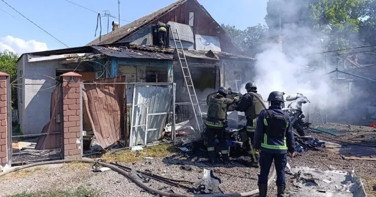 Росіяни обстріляли Дніпропетровщину: пошкоджені будинки, автівка і трактор