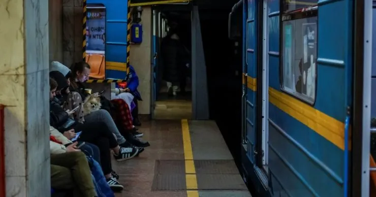 В Киеве на станции метро «Днепр» пассажир упал на пути: движение поездов ограничено