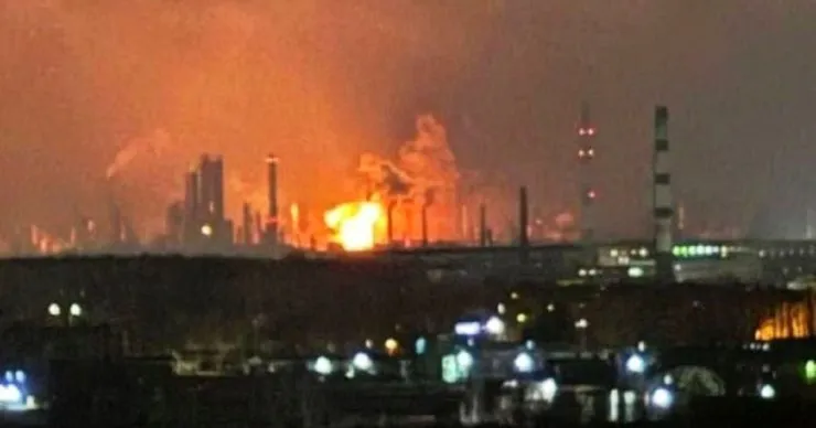 Дрони СБУ завдали удару по нафтопереробному заводу в Уфі на відстані 1400 км