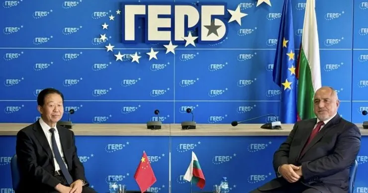 Болгарська партія ГЕРБ зняла український прапор через вимогу делегації Китаю