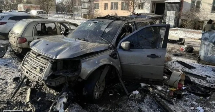 Взрыв автомобиля в Киеве расследуют как теракт: ранен военнослужащий