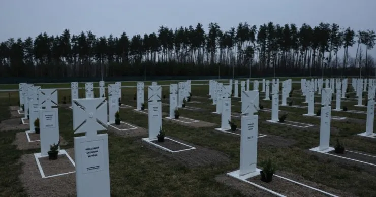 На военном мемориале в Киевской области продолжают хоронить защитников