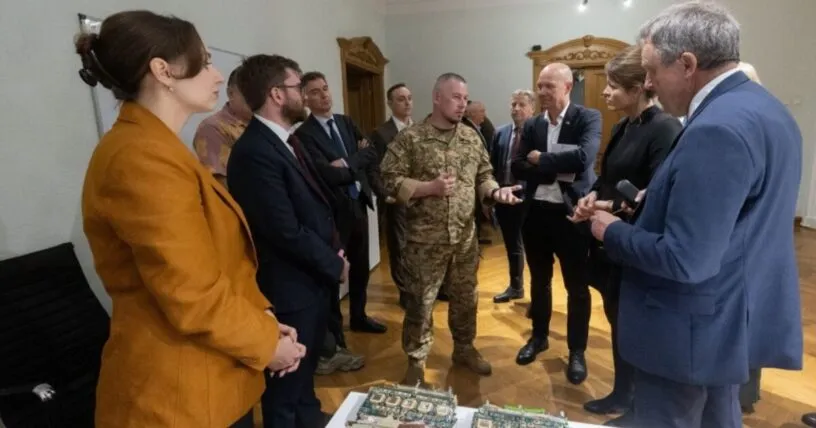 Европейским послам показали платы и детали российских ракет