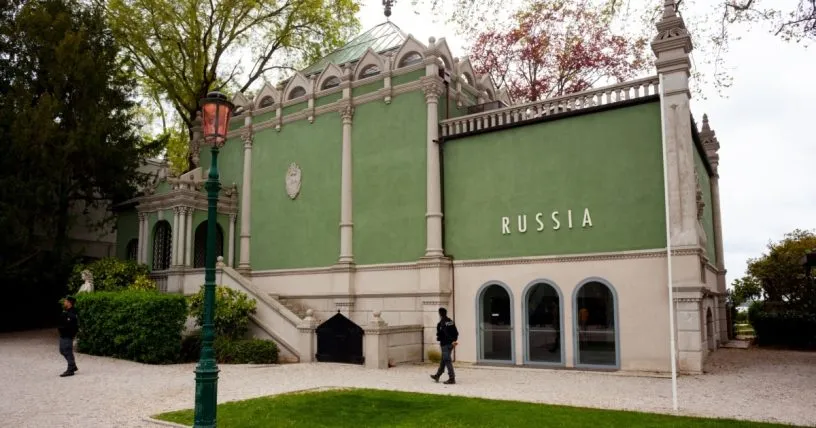 Журі Венеційської бієнале подало у відставку через допуск росії